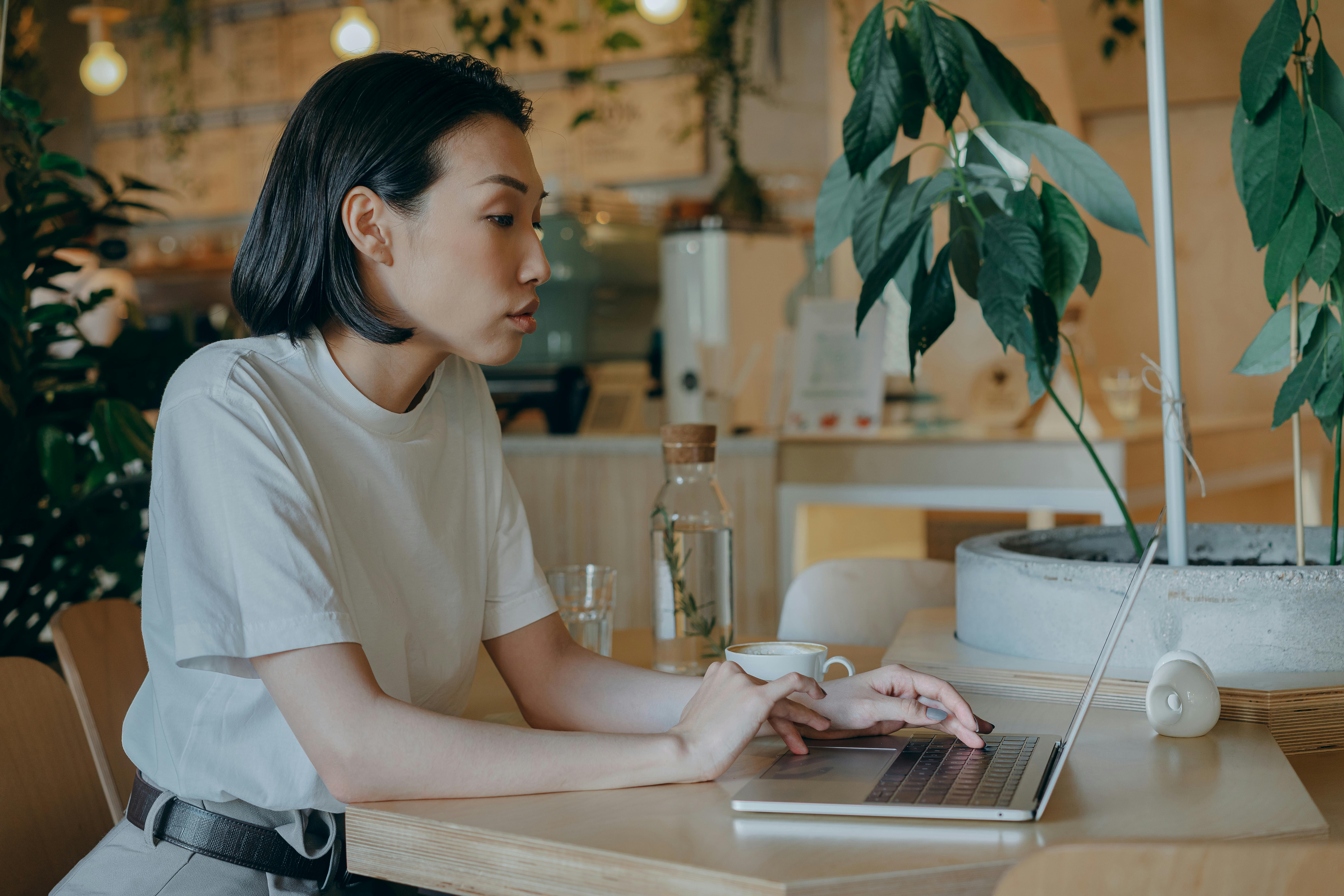 Femme confiante en réunion