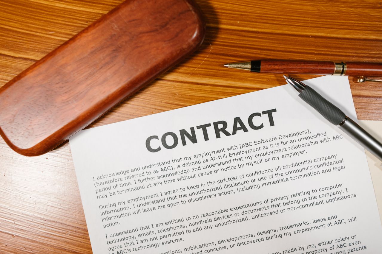 Contrat Commercial : Les Clauses Pièges que Tout Entrepreneur Doit Connaître
