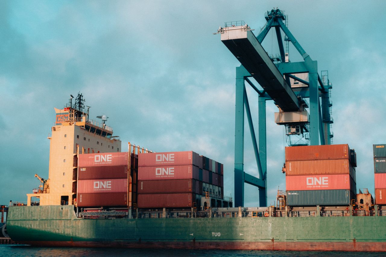 Douanes et Import-Export : Ce que Tout Entrepreneur Vendant à l’Étranger Doit Savoir