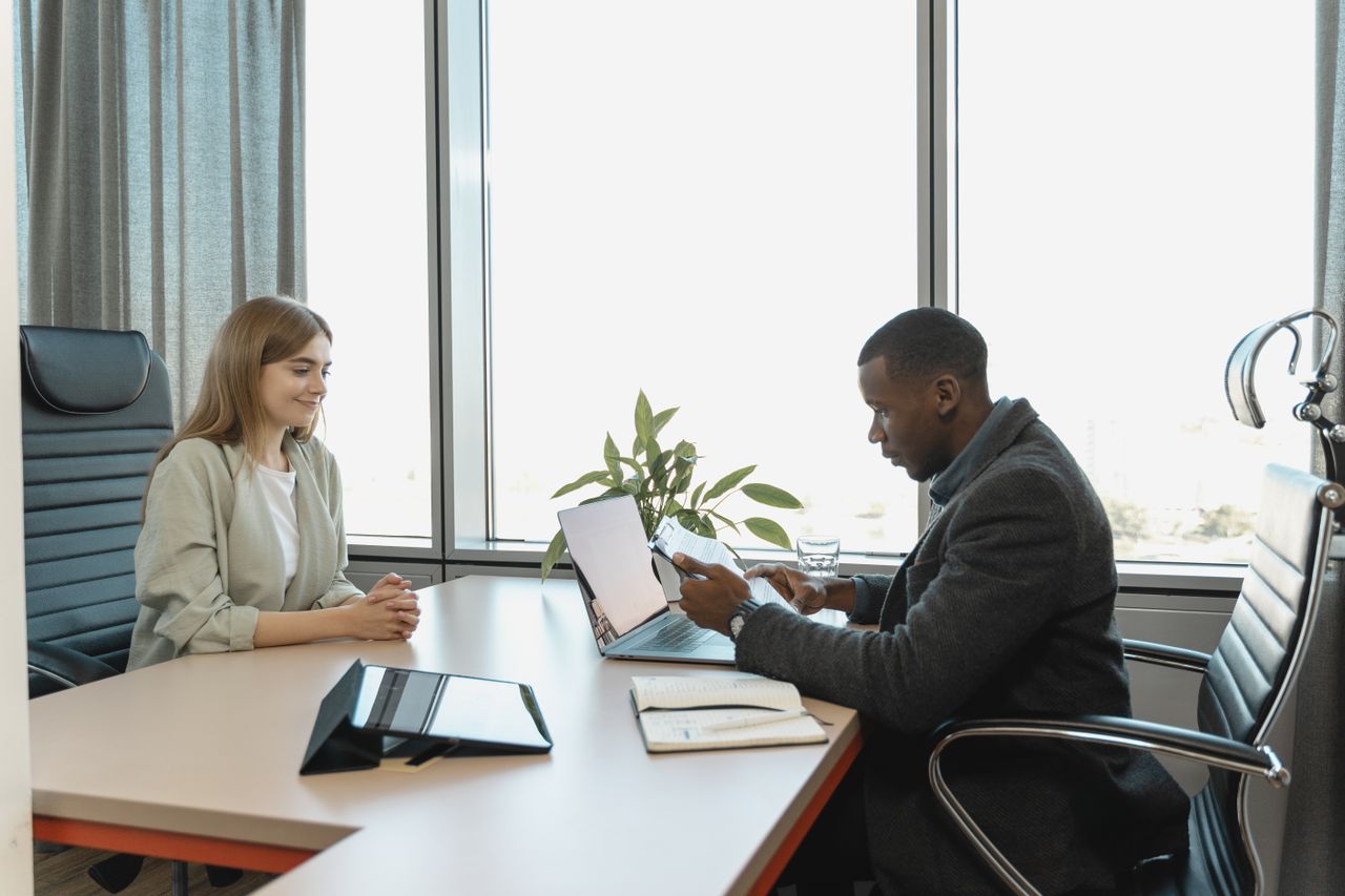 Cabinet de Recrutement vs LinkedIn Recruiter : Que Choisir selon le Poste