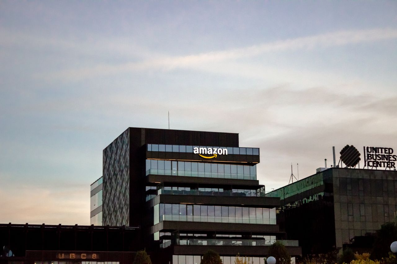 Merch by Amazon : Vendre des Vêtements Personnalisés Sans Toucher au Stock