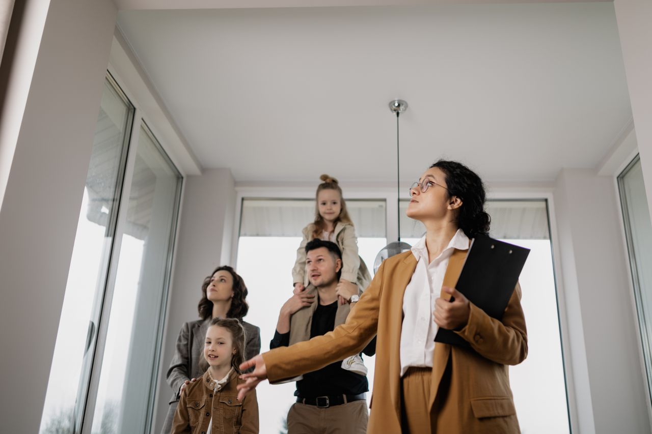 Ouvrir une Agence Immobilière Indépendante vs Réseau : Le Vrai Comparatif