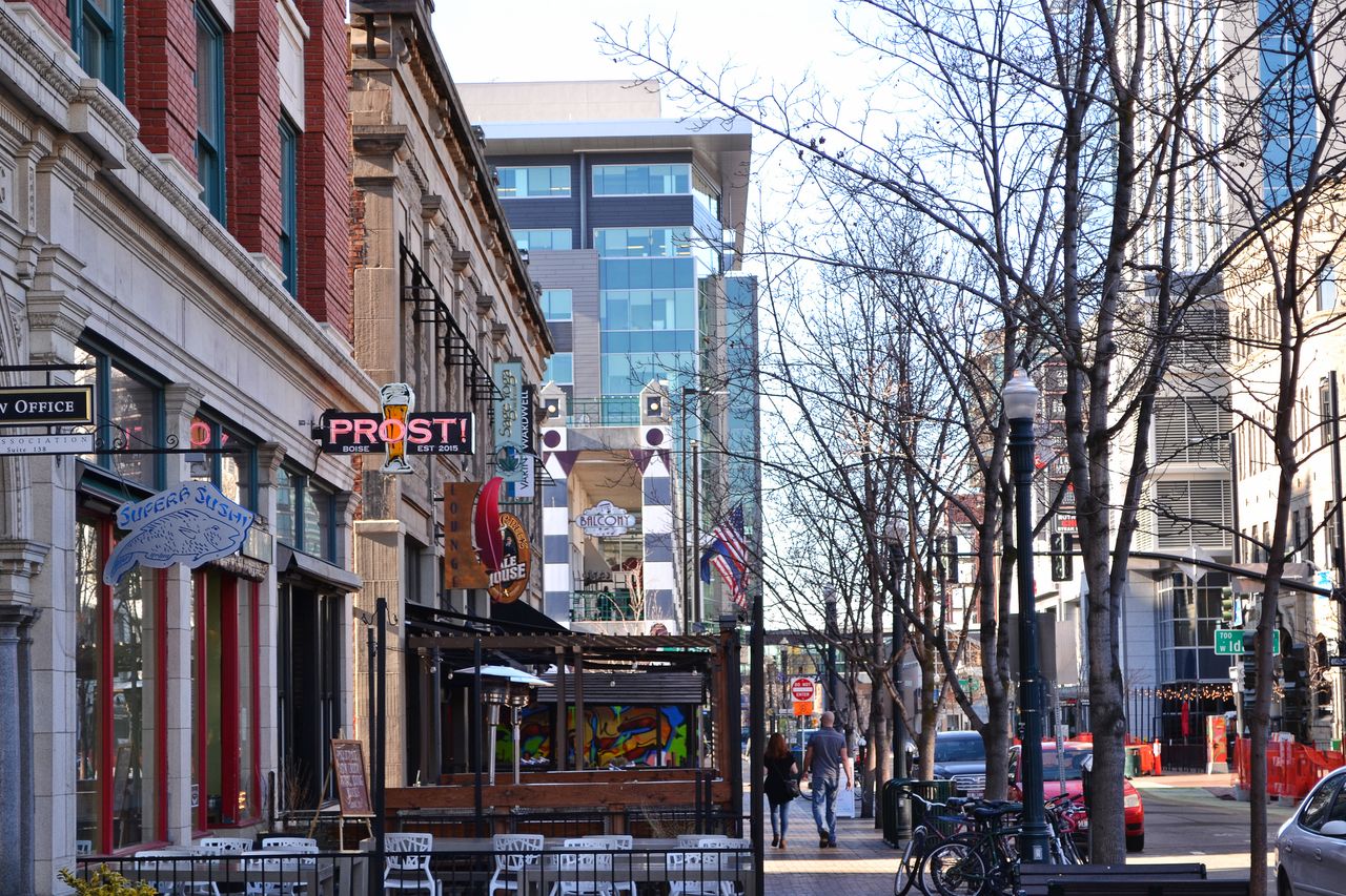 Business de Proximité : Comment Dominer Son Quartier Avant de Penser National