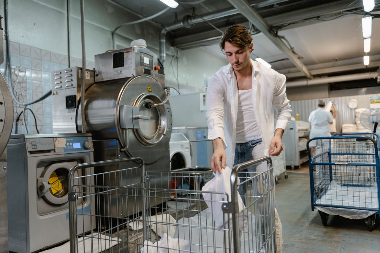Ouvrir un Pressing ou Service de Nettoyage : Marché et Différenciation 2026